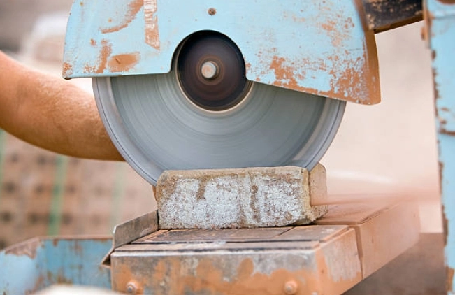 How to Use a Circular Saw Blade to Cut Bricks 4 Cut bricks with a Circular Saw